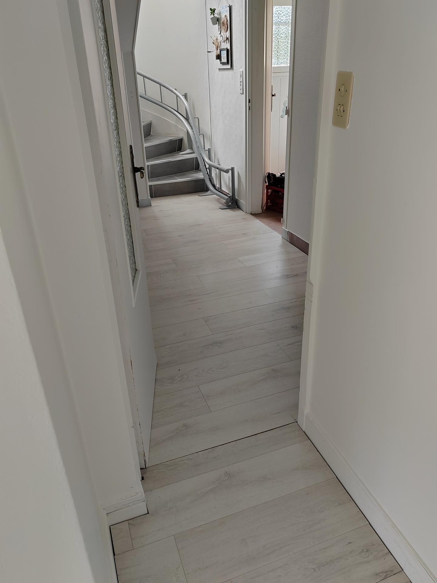 Un couloir avec parquet