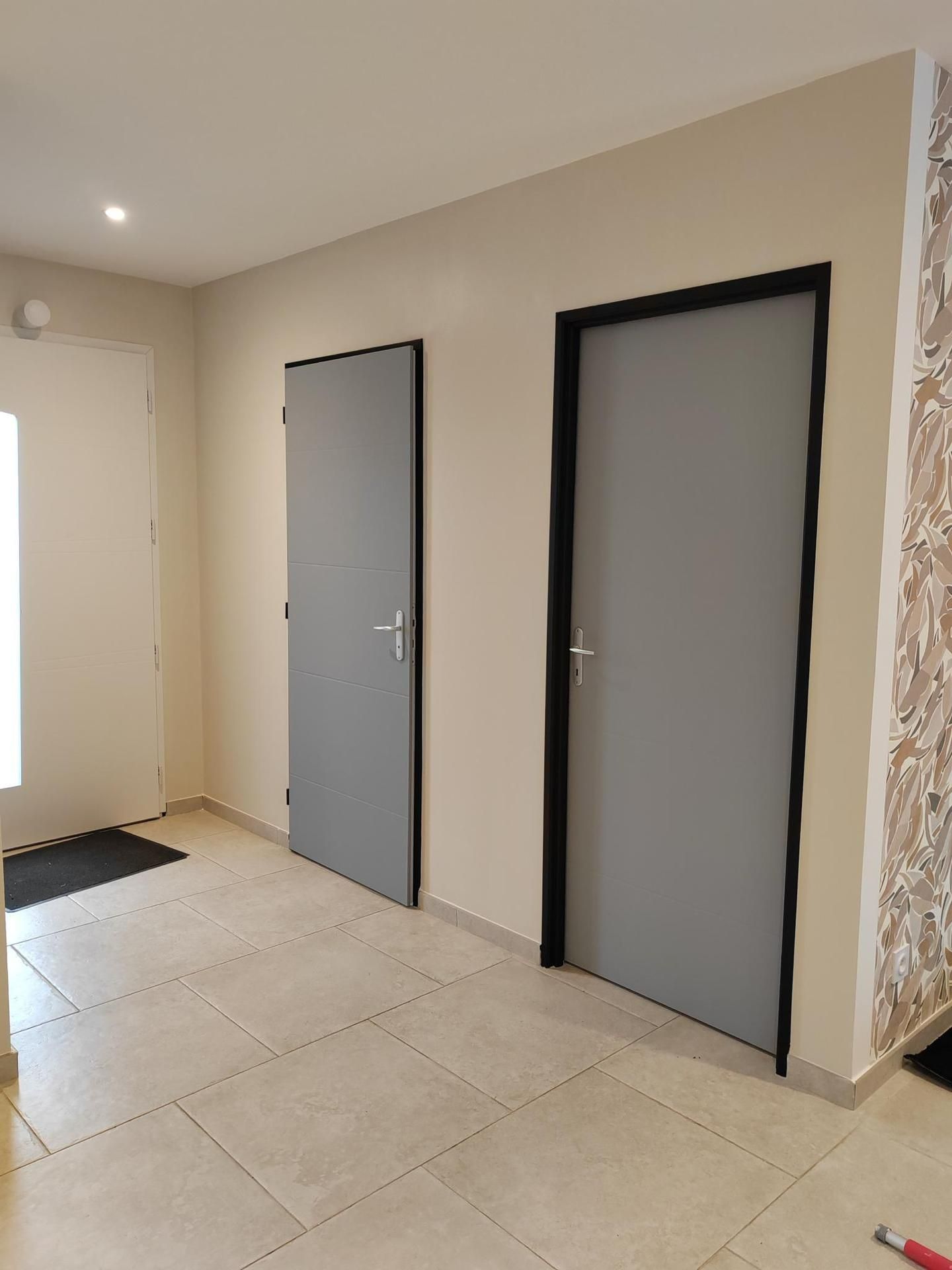 Un mur peint avec deux portes