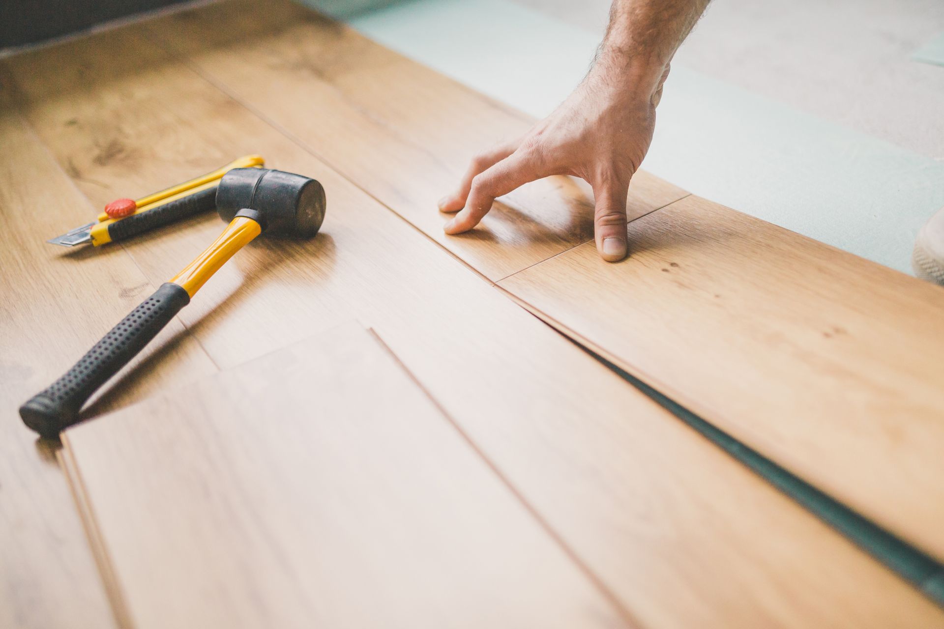 Une personne posant du parquet