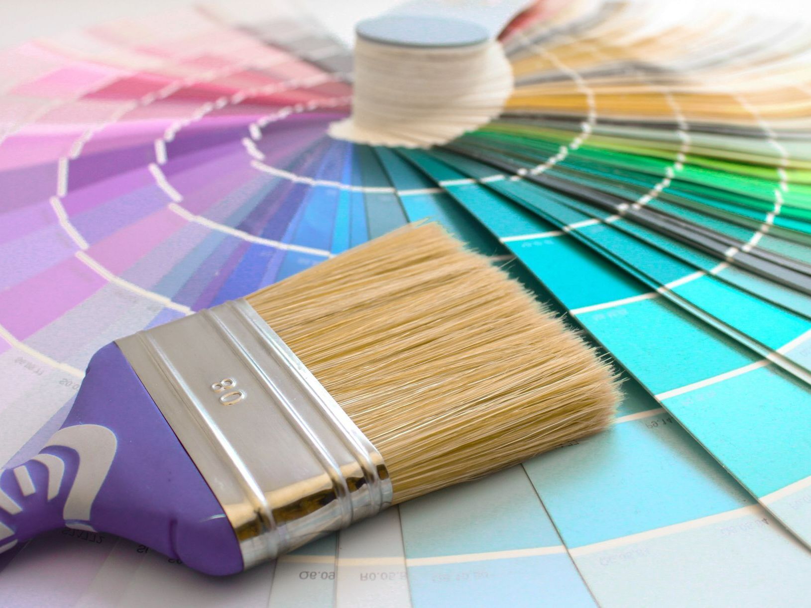 Un pinceau et un nuancier de peinture