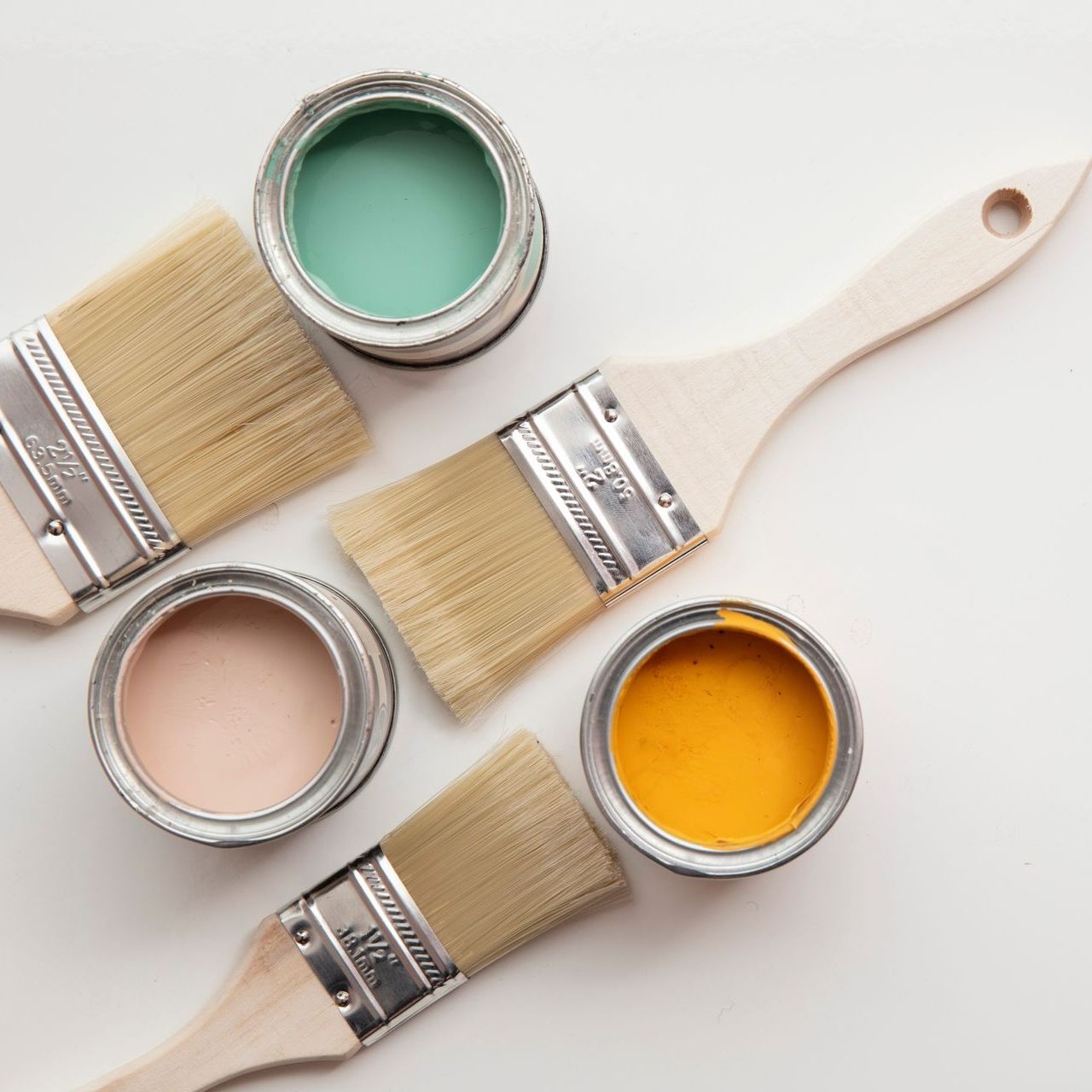 Des pinceaux et des pots de peintures