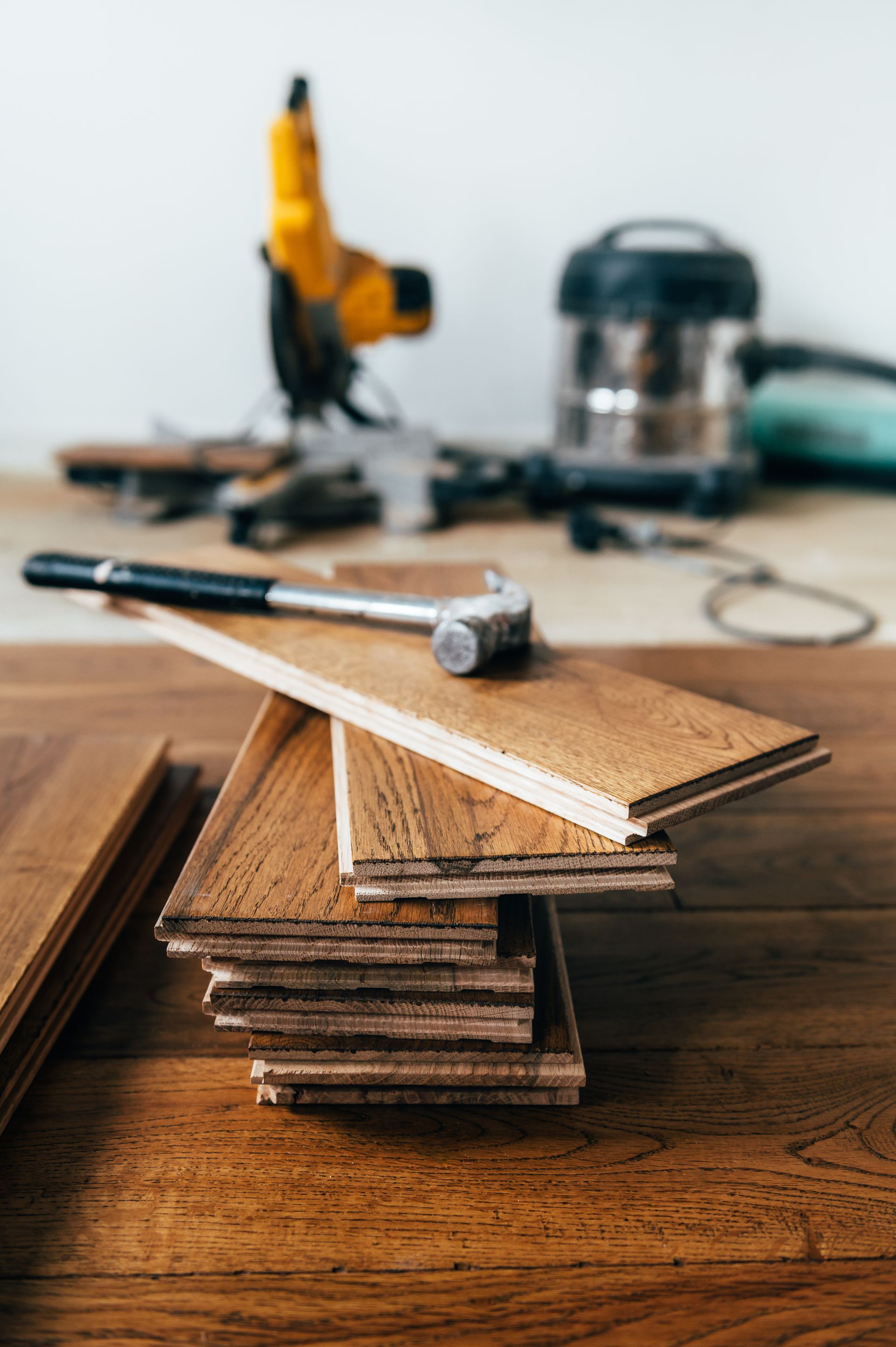Des lames de plancher avec un marteau dessus