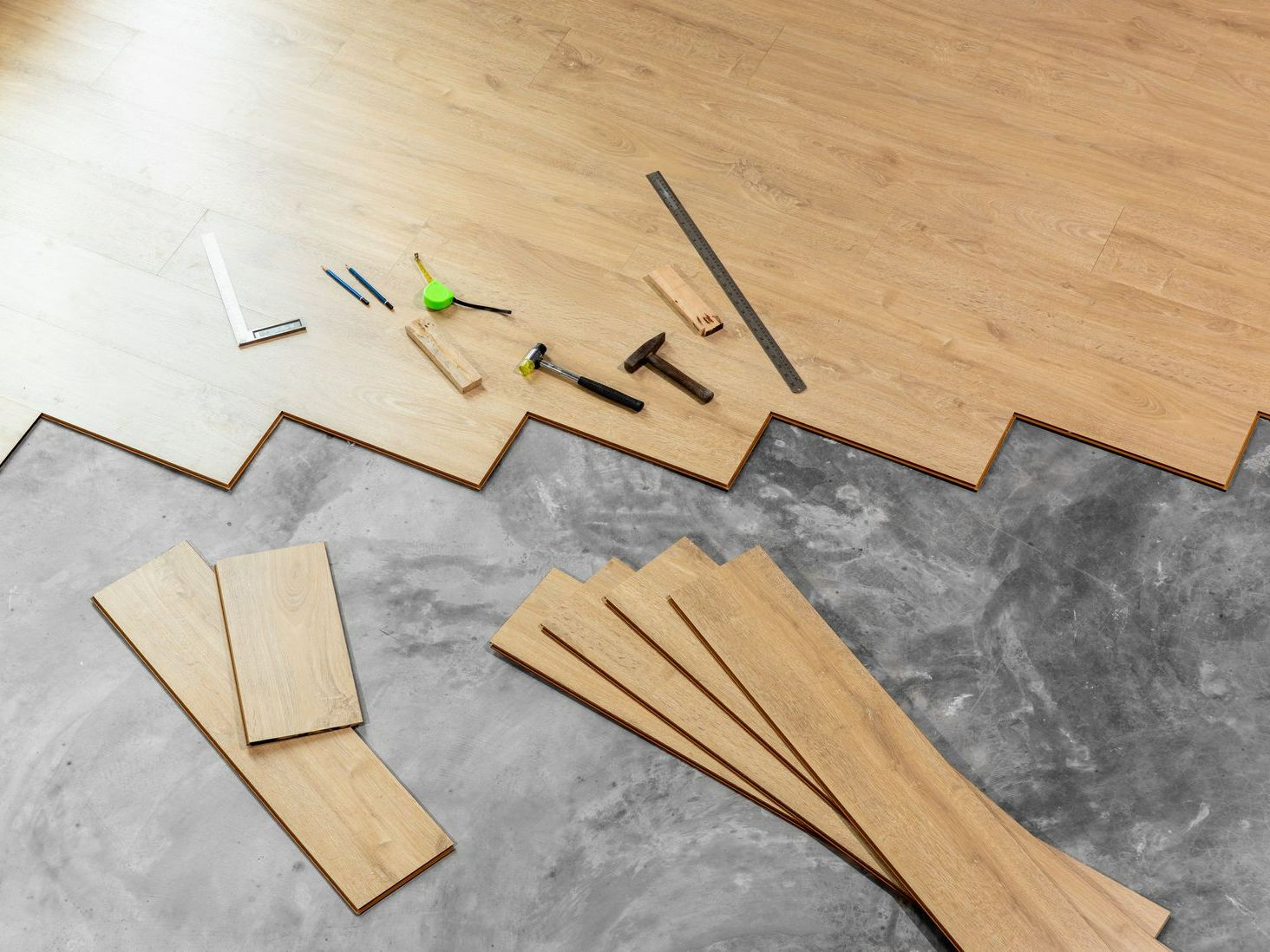 Un parquet en cours de pose sur du carrelage