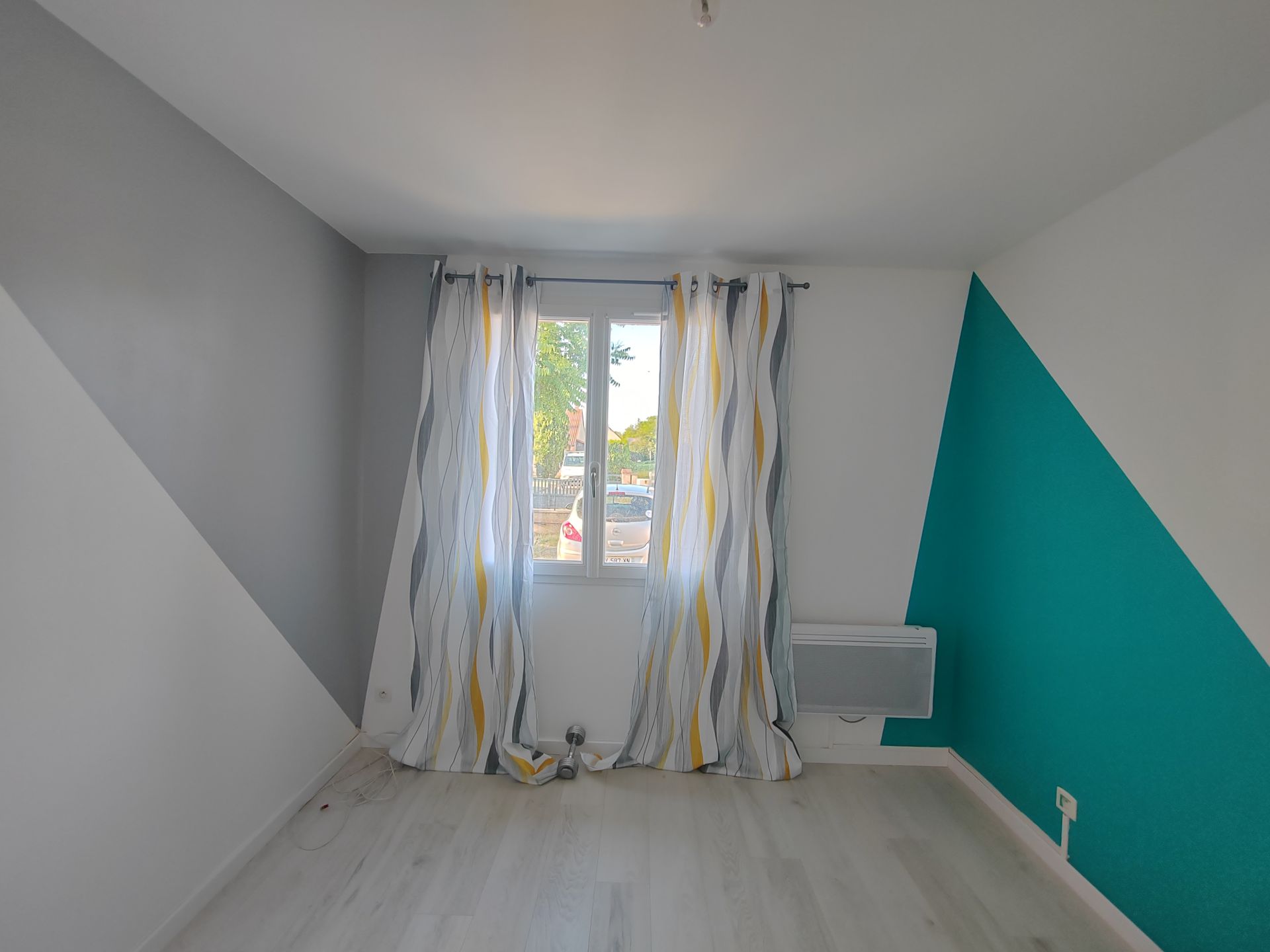 Une chambre peinte en vert, gris et blanc