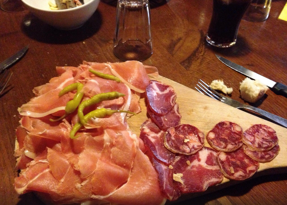 Assiette de charcuterie, entrée servie à L'Auberge In 