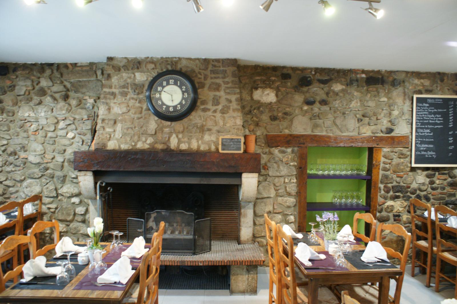L'Auberge In, cuisine traditionnelle landaise, salle de restaurant avec cheminée