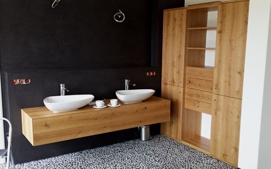 Schreinerei Büttner Badezimmer mit Holzunterschrank