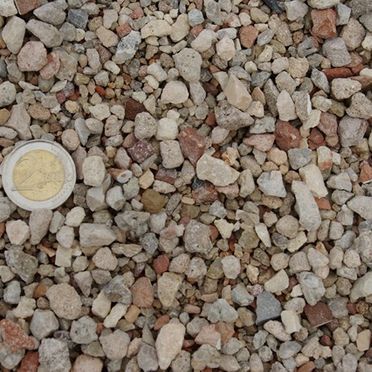 Un montón de rocas con una moneda en el medio.