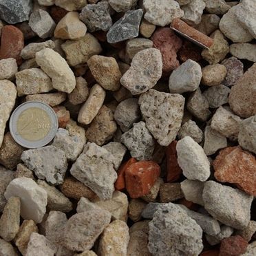 Un montón de rocas con una moneda en el medio.
