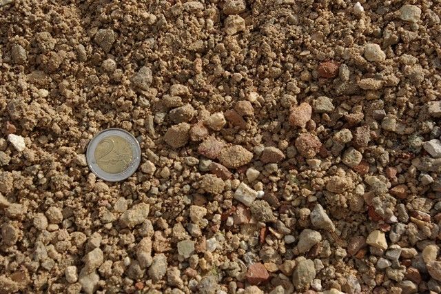 Una moneda está encima de una pila de rocas.