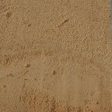 Un primer plano de un montón de arena sobre una mesa.