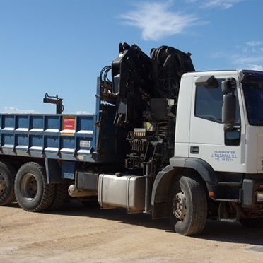 Un camión blanco con la palabra transporte en el costado.