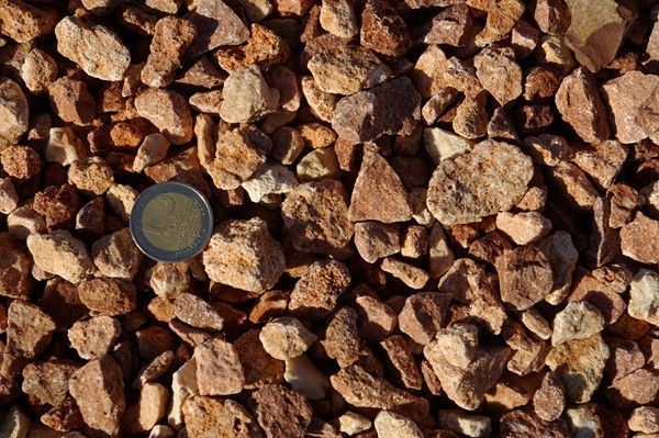 Un montón de rocas con una moneda en el medio.