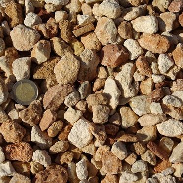 Un montón de rocas con una moneda de euro en el medio.