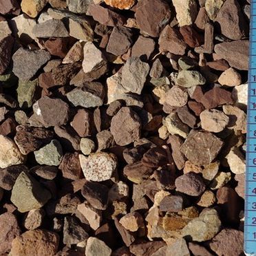 Se mide una pila de rocas con una regla.