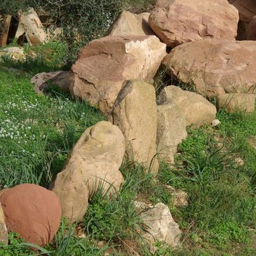 Un montón de rocas en un campo de hierba.