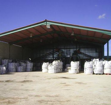 Un edificio con muchas bolsas al frente.