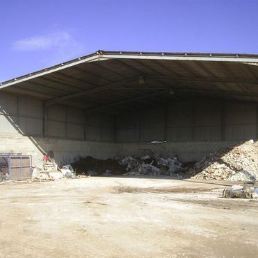 Un edificio grande con mucha suciedad en su interior.