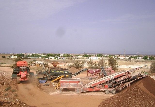 Un gran montón de tierra se encuentra en medio de un sitio de construcción.