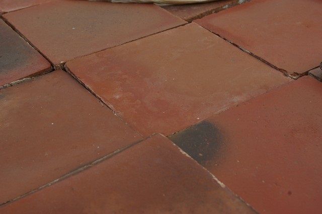Un primer plano de una pila de baldosas rojas en el suelo.