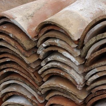 Una pila de tejas apiladas una encima de otra