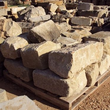 Un montón de rocas colocadas encima de una paleta de madera.