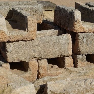 Un montón de rocas apiladas una encima de otra.