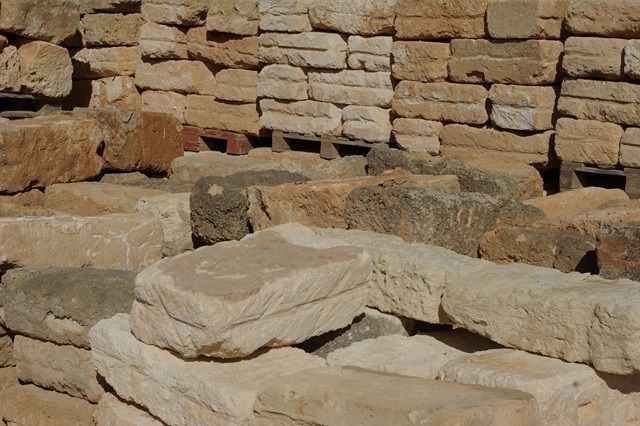 Una pila de ladrillos apilados uno encima del otro