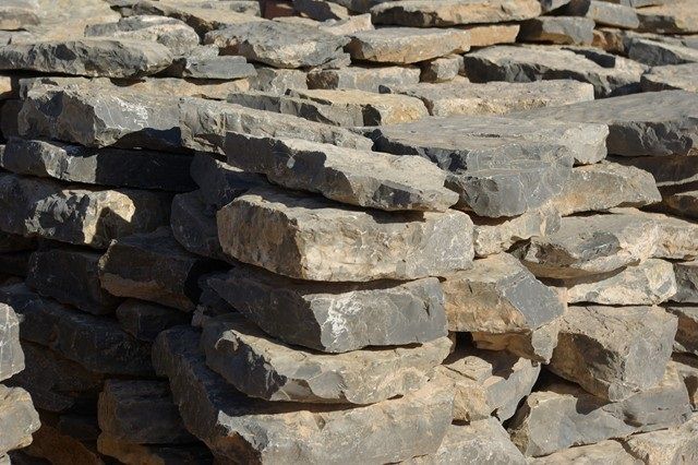 Un montón de rocas apiladas una encima de otra