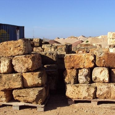 Una gran pila de rocas reposa sobre una paleta de madera.