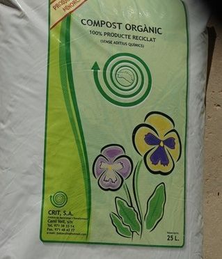 Una bolsa de abono orgánico reposa sobre una mesa.