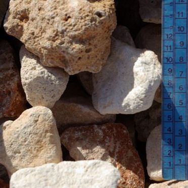 Se mide una pila de rocas con una regla azul.