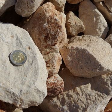 Un montón de rocas con una moneda en el medio.