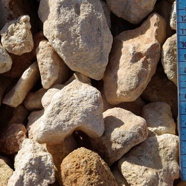 Se mide una pila de rocas con una cinta métrica.