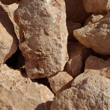 Un montón de rocas con una gran roca en el medio.