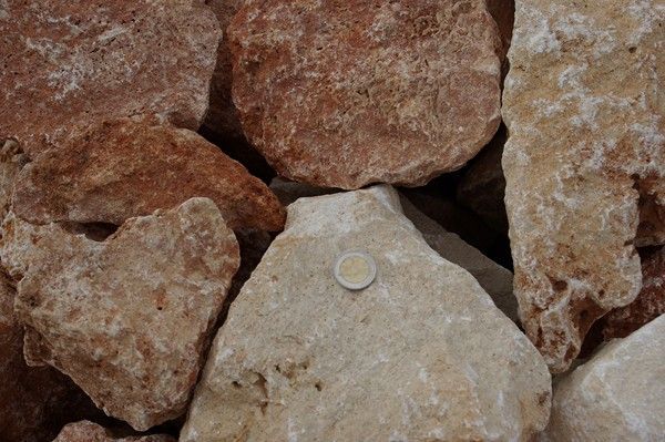 Un montón de rocas con una moneda encima de una de ellas.
