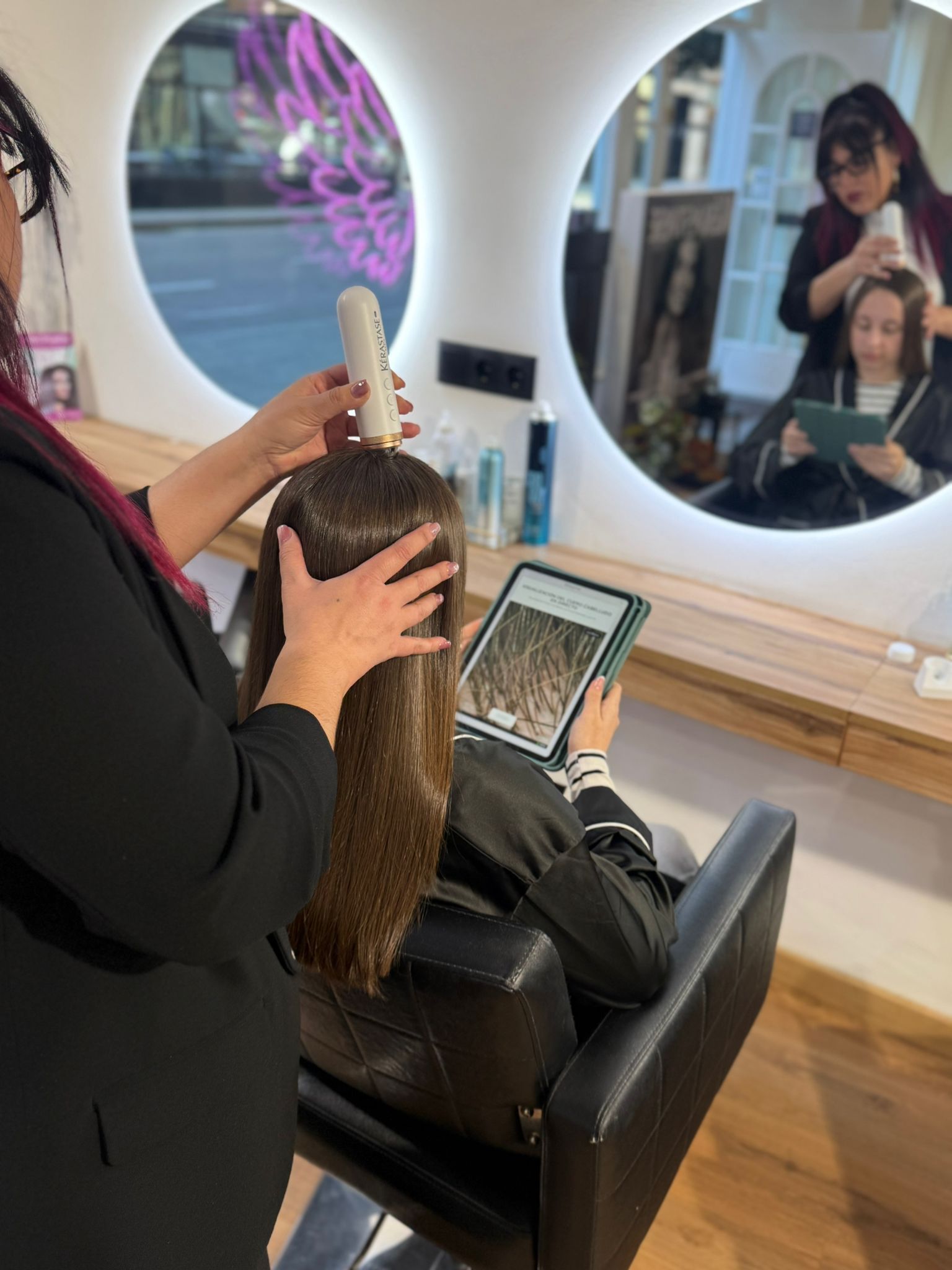 Peluquero usando un peine para cortar cabello oscuro en un salón.