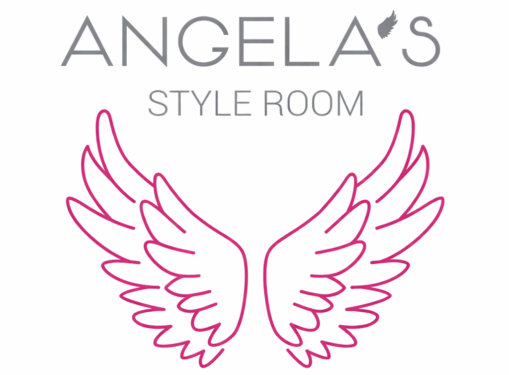 Logotipo de "Angela's Style Room": texto gris sobre una ilustraci&oacute;n de alas de &aacute;ngel rosas.