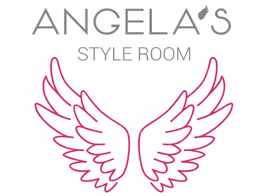 Logotipo de "Angela's Style Room": texto gris sobre una ilustración de alas de ángel rosas.