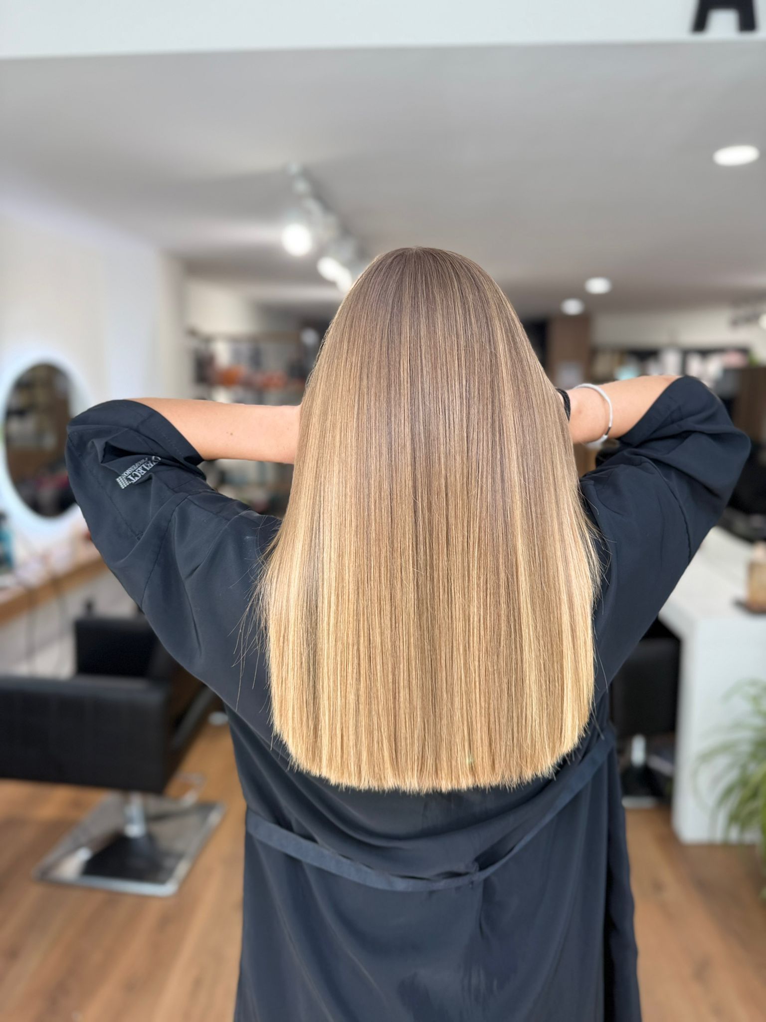 Persona con túnica negra, con los brazos levantados