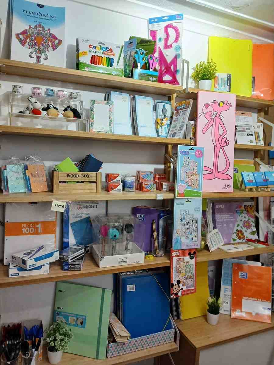 Letrero de madera con letras en relieve 