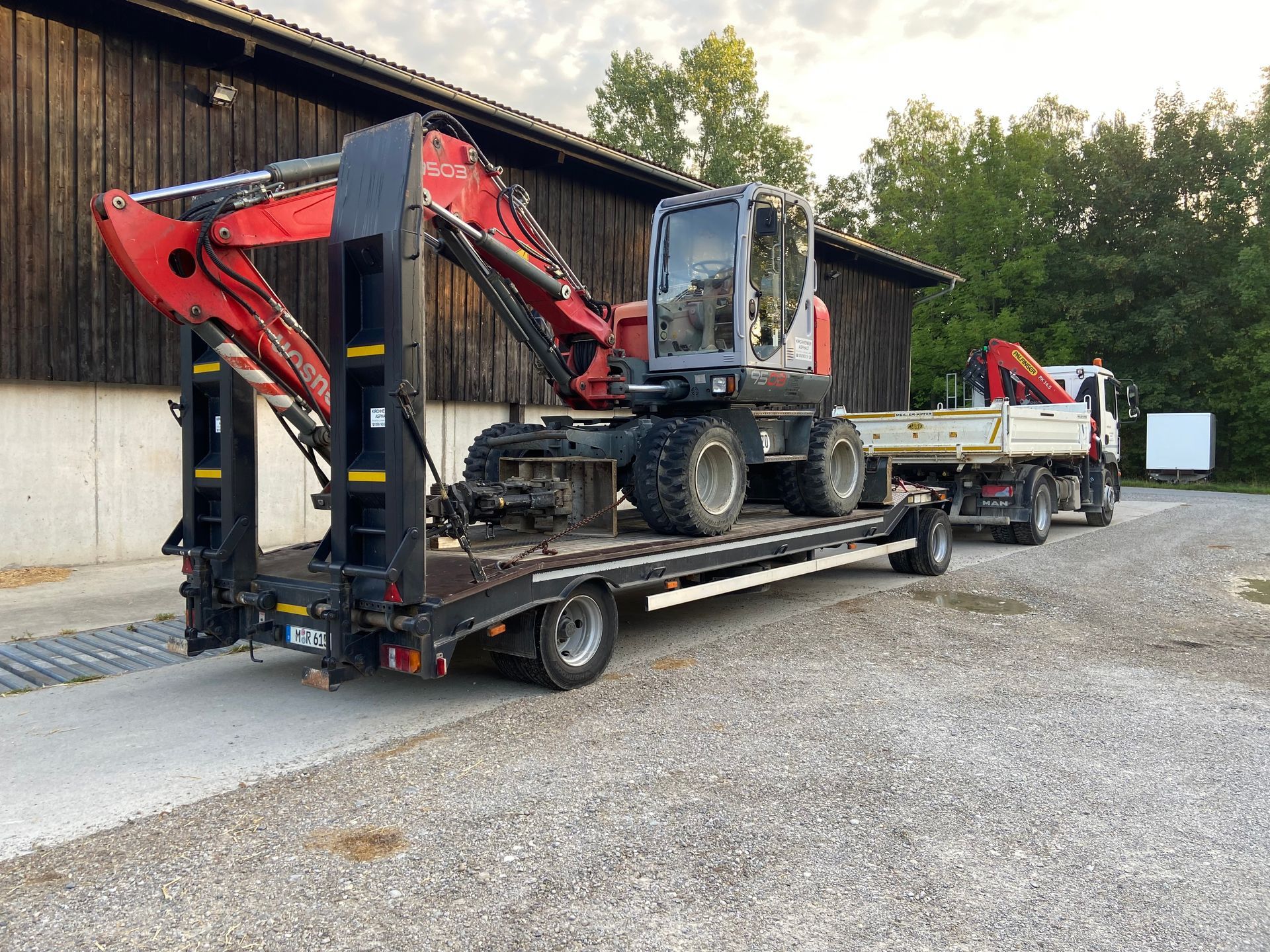 Platzhalterbild mit Darstellung von Bergen, einer Sonne und einem Rahmen.