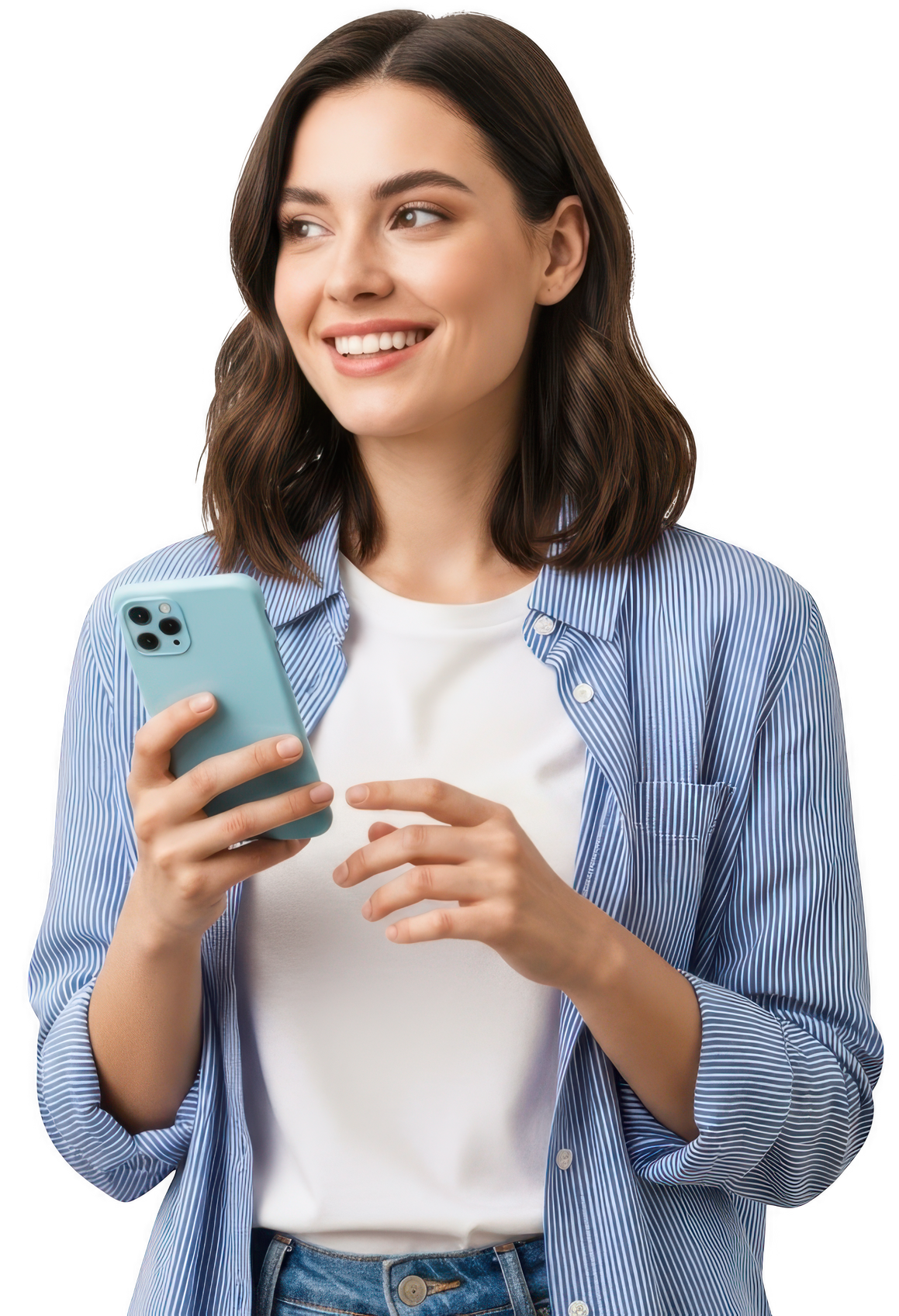 Femme tenant un téléphone turquoise, souriante et regardant sur le côté, vêtue d'une chemise à rayures bleues.