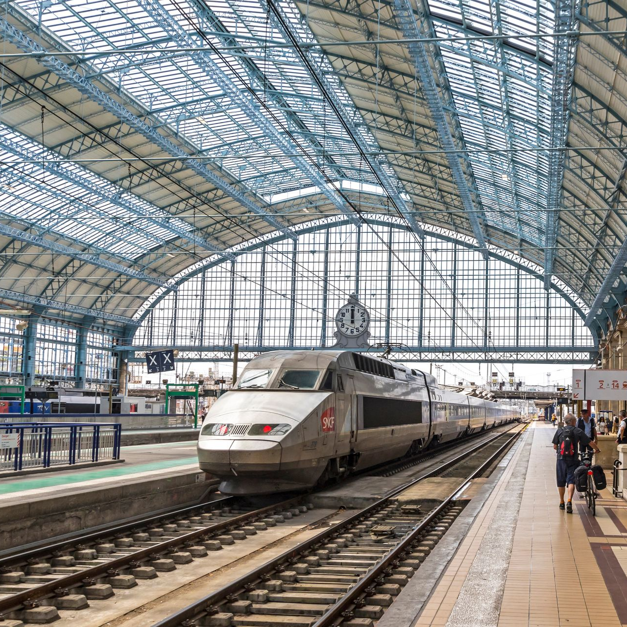Train à grande vitesse dans une grande gare.