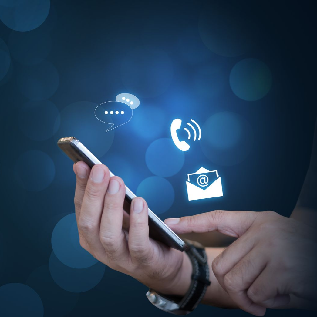 Main tenant un smartphone, avec des icônes flottantes pour la messagerie, les appels téléphoniques et les e-mails.
