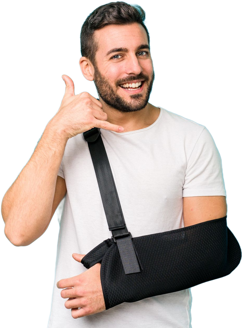 Un homme en chemise blanche, le bras en écharpe, fait un geste de la main imitant un appel et sourit.