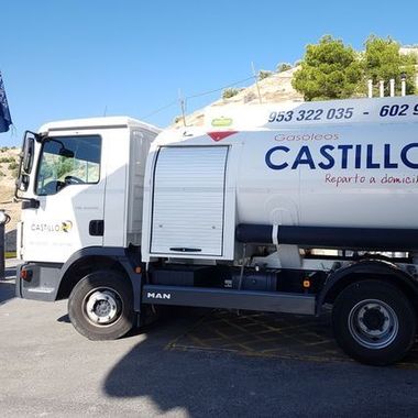 Camión cisterna blanco de CASTILLO estacionado al aire libre en una carretera soleada, visto de lado