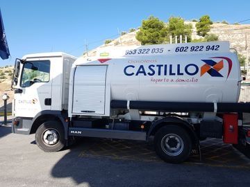 Camión cisterna blanco de CASTILLO estacionado al aire libre bajo un cielo azul despejado.