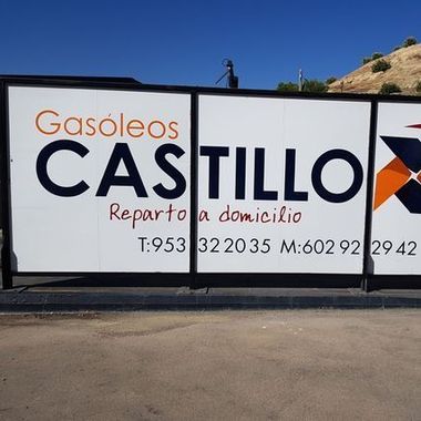 Letrero de Gasóleos Castillo en el lateral de un camión, fondo blanco y texto negro y naranja.