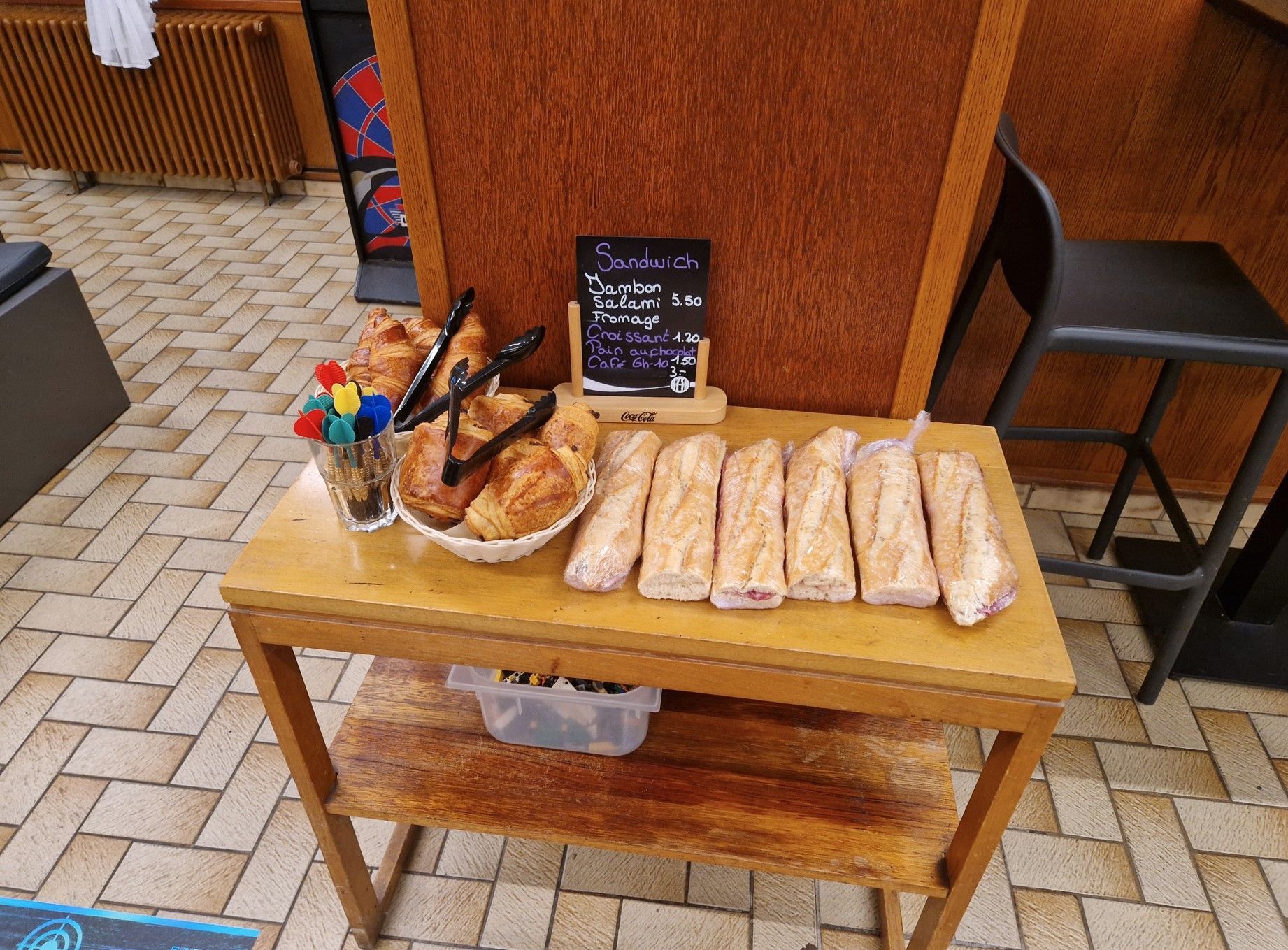 sandwich, croissant et pain au chocolat